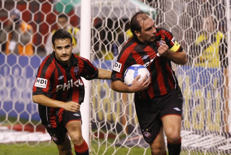 Paulo Baier comemora com Maikon Leite seu primeiro gol contra o Botafogo | Pedro Serapio / Agência de Notícias Gazeta do Povo
