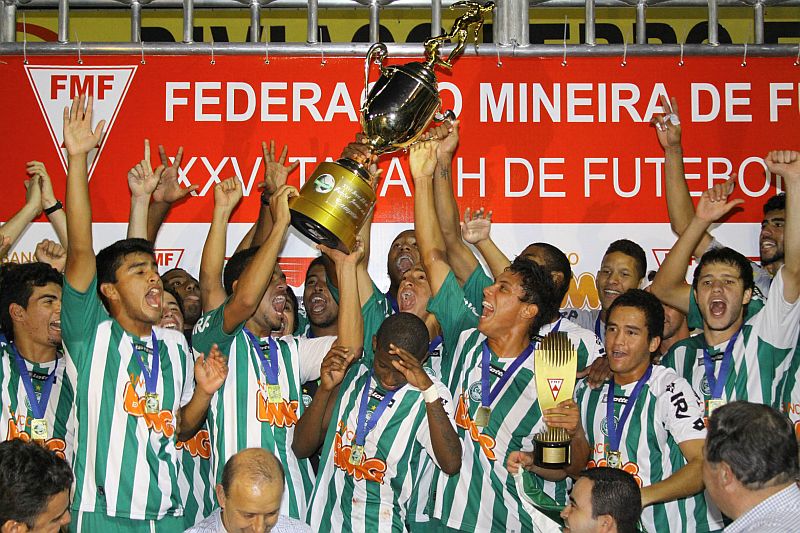 Promessas do Coritiba erguem o troféu de campeão da tradicional Taça BH de juniores. Título sobre o rival foi ainda mais saboroso para os alviverdes | Christyam de Lima/ Futura Press