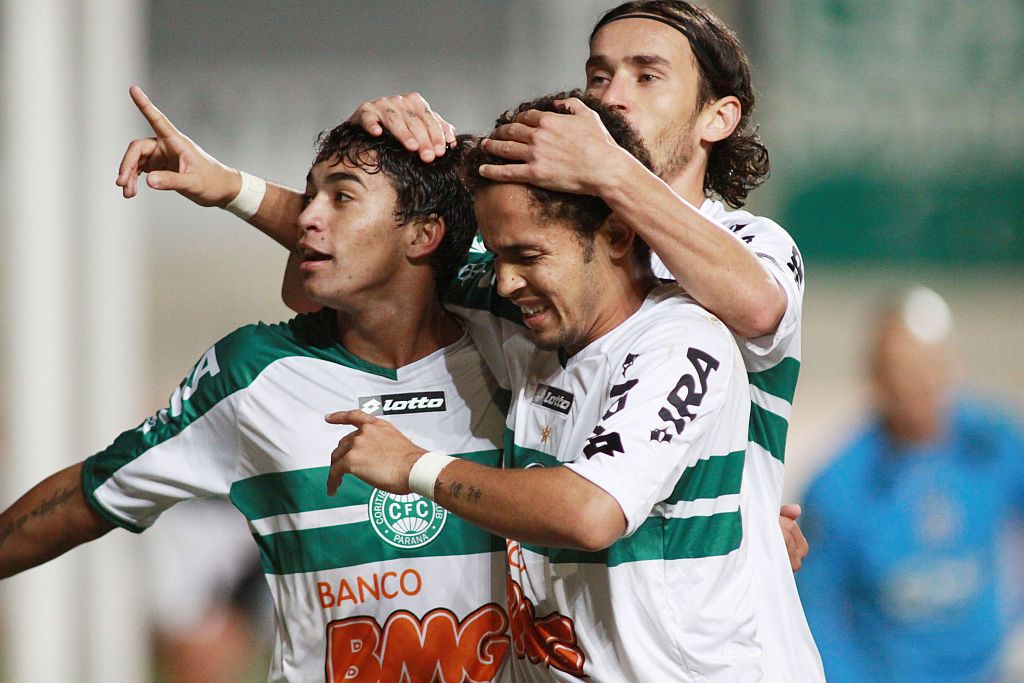 Dudu (esquerda), autor de duas assistências, é abraçado por Rafinha, que marcou o primeiro gol, e Enrico, na comemoração coxa-branca em Joinville | Giuliano Gomes/Gazeta do Povo