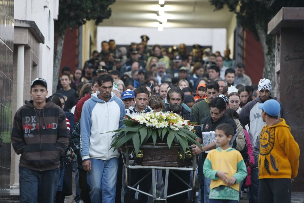 O velório de Joel Franklin, ontem à tarde, no cemitério do Água Verde: protestos por mais condições de trabalho na Guarda Municipal | Daniel Castellano / Gazeta do Povo