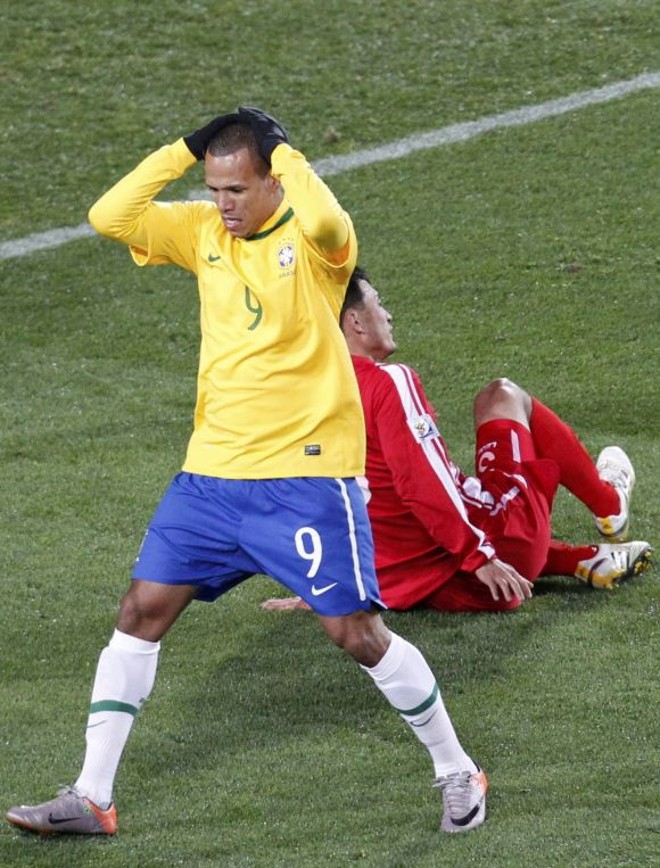 Luís Fabiano lamenta chance perdida contra a Coreia do Norte, atacante não marca há seis jogos | Kim Kyung-Hoon / Reuters