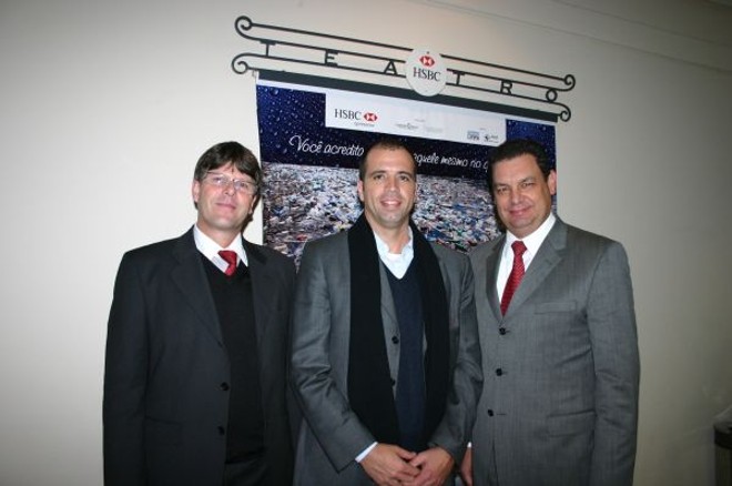 O vice-presidente da Rede Paranaense de Comunicação, Mariano Lemanski (ao centro), com Ariel Scheffer Silva (à esq.), gerente de Sustentabilidade do HSBC, e o superintendente executivo de Marketing, Pedro Boszczovski, no lançamento do projeto Águas do Amanhã, de preservação do Rio Iguaçu, promovido pela RPC e patrocinado pelo banco. O evento reuniu convidados de prefeituras e outros órgãos públicos de Curitiba e região metropolitana na tarde da última segunda-feira, no Teatro HSBC |