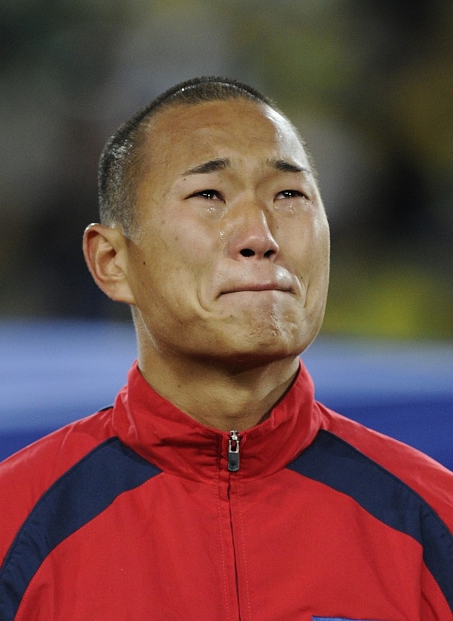 Jong Tae Se, destaque da Coreia do Norte, chora durante o hino nacional do país | 