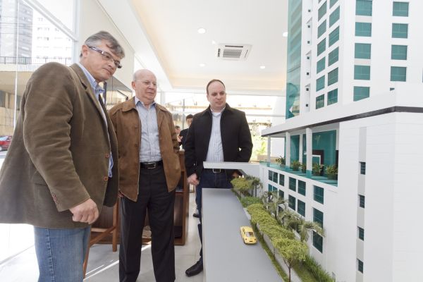 O arquiteto Ricardo Amaral (em primeiro plano) foi o cicerone do presidente da Helbor Incorporadora, Henrique Borenstein (ao centro), e do vice-presidente, Henry Borenstein. Ambos vieram visitar as obras do primeiro lançamento da empresa paulista em Curitiba, o Helbor Offices Champagnat, que terá 292 unidades entre salas e lojas comerciais. Amaral assina o projeto arquitetônico do empreendimento, localizado na Rua Padre Anchieta | Diego Pisante
