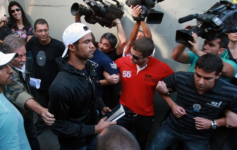 Momento em que o goleiro Bruno era transferido para o presídio Bangu 2, na Zona Oeste do Rio | Severino Silva / O Dia / Reuters
