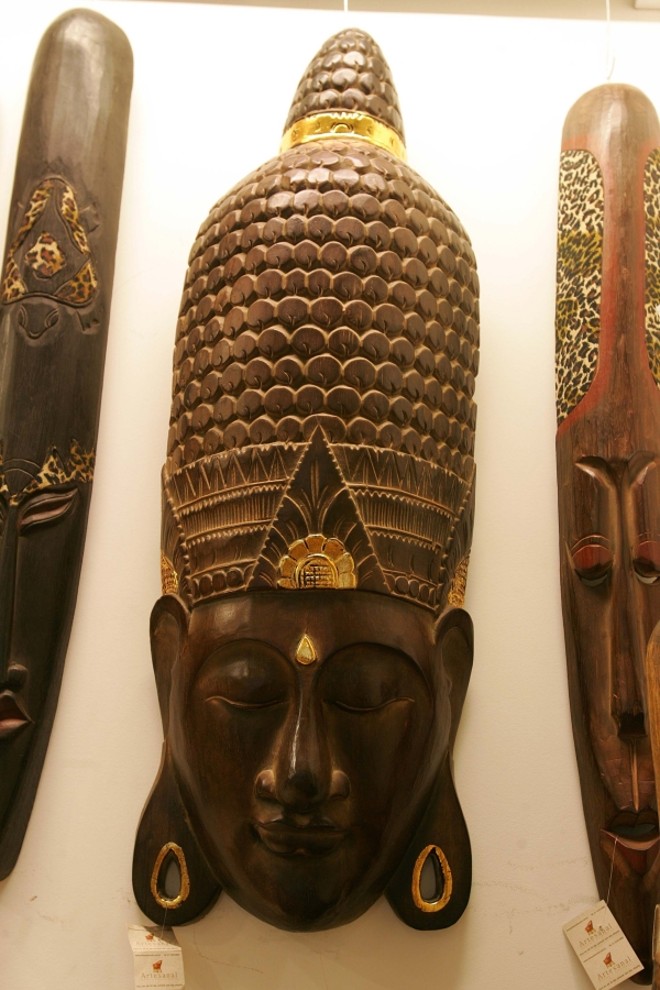 Máscara entalhada na madeira da Indonésia, ideal para ambientes temáticos. De R$ 60 a R$ 600, na Artesanal |