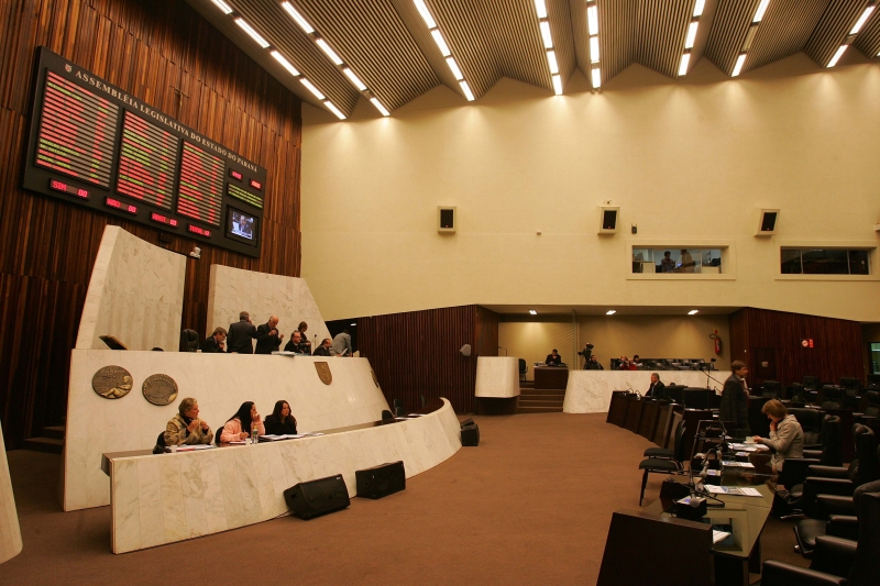 Plenário da Assembleia paranaense: projeto foi aprovado em primeira votação e volta a ser debatido após o recesso legislativo em agosto | Ivonaldo Alexandre/Gazeta do Povo
