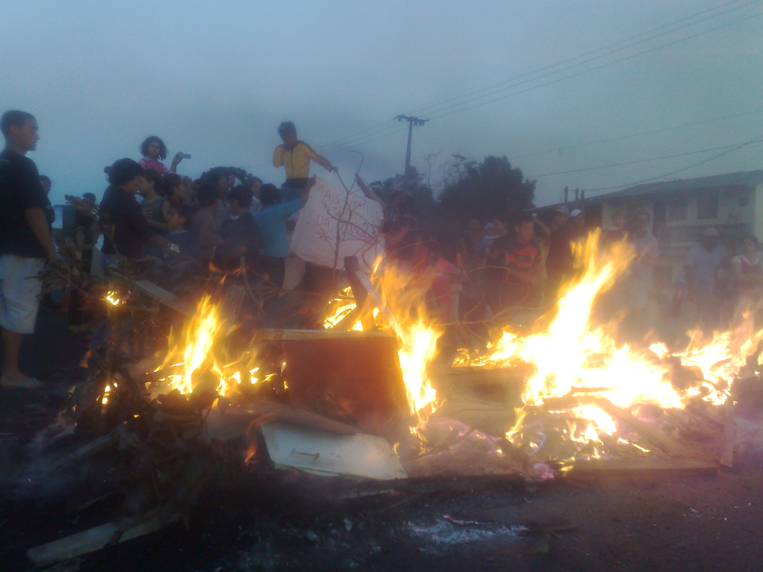 Manifestantes queimaram pneus e entulhos para evitar a passagem dos veículos pela rodovia | Felippe Aníbal / Gazeta do Povo
