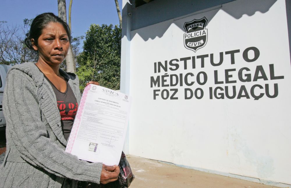 Elza Pereira dos Reis aguarda a liberação do corpo da filha de 13 anos no IML: há três anos, ela teve outro filho assassinado | Christian Rizzi / Gazeta do Povo