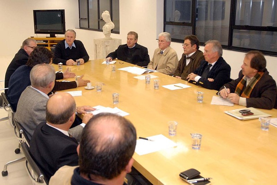 Governador Orlando Pessuti e o prefeito Luciano Ducci se reuniram ontem com membros do comitê local da Copa e dirigentes do Atlético | Roberto Dumke/ AE Notícias
