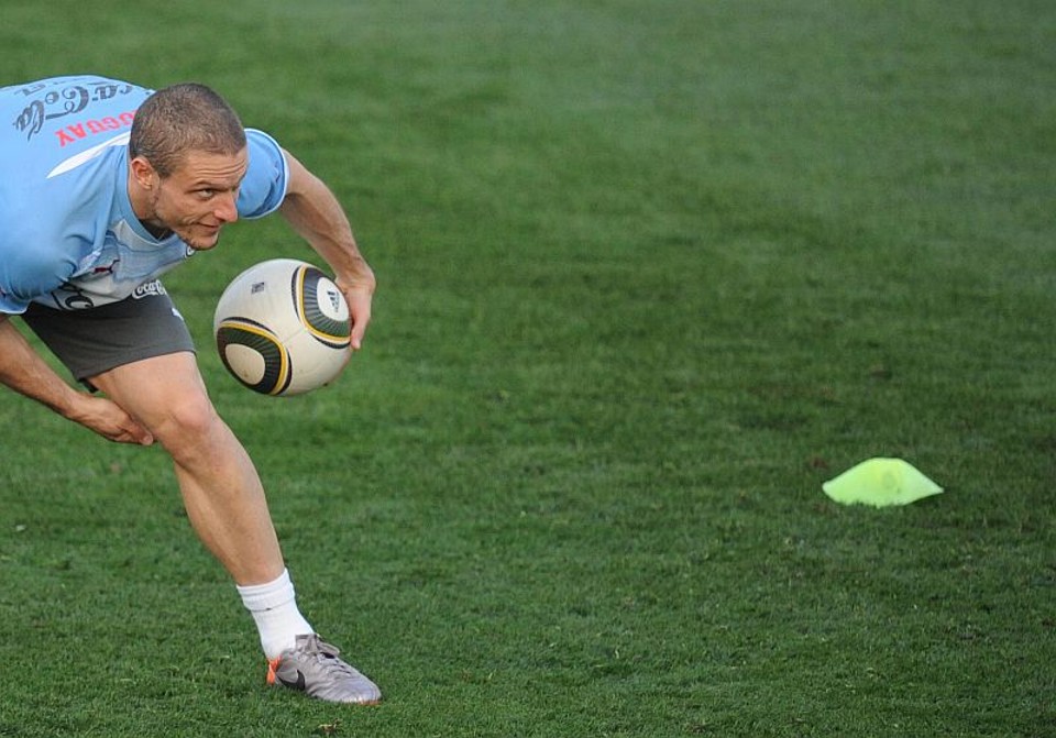 O meio-campista Diego Pérez deve enfrentar a Alemanha hoje em Port Elizabeth: terceiro lugar é visto como um renascimento do futebol uruguaio; para os alemães, o sentimento é de anticlímax | Rodrigo Arangua/ AFP