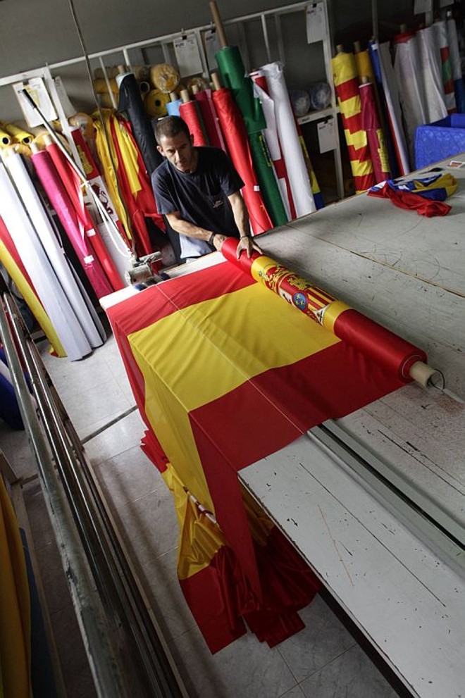 Trabalhador confecciona bandeira da Espanha: favoritismo até nas estatísticas | 