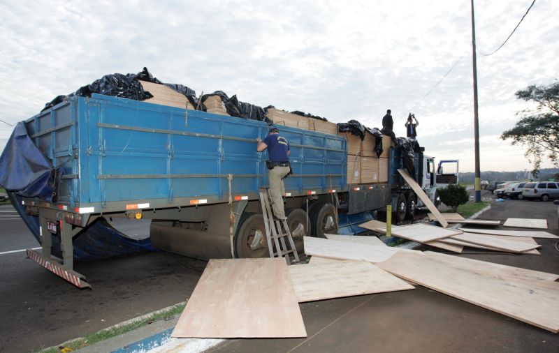 A carreta de Paranavaí transportava chapas de madeira | Christian Rizzi / Agência de Notícias Gazeta do Povo