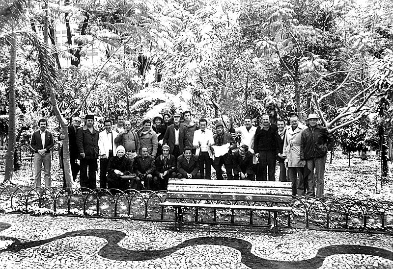 1 A vegetação da Praça Osório, coberta de neve, serve de moldura para o grupo que estava no Bar Stuart, então comandado pelo Ronaldi Abrão, o famoso Ligeirinho. Isso foi há 35 anos, no dia 17 de julho de 1975 |