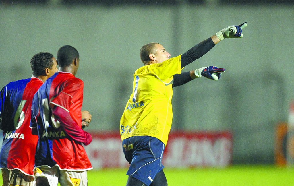 Juninho aponta para a torcida na comemoração: discurso do goleiro valorizou os paranistas que foram à Vila Capanema sob frio e chuva | Hedeson Alves/ Gazeta do Povo