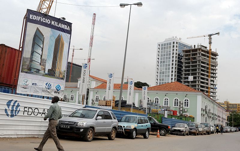 Obras em Luanda, capital de Angola: portugueses brigam por espaço em momento de reconstrução do país | Issouf Sanogo/AFP