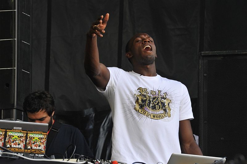 O velocista Usain Bolt brinca de DJ em Paris. O recordista mundial e campeão olímpico faz um clássico do atletismo hoje contra o compatriota Asafa Powell | Philippe Wojazer/ Reuters