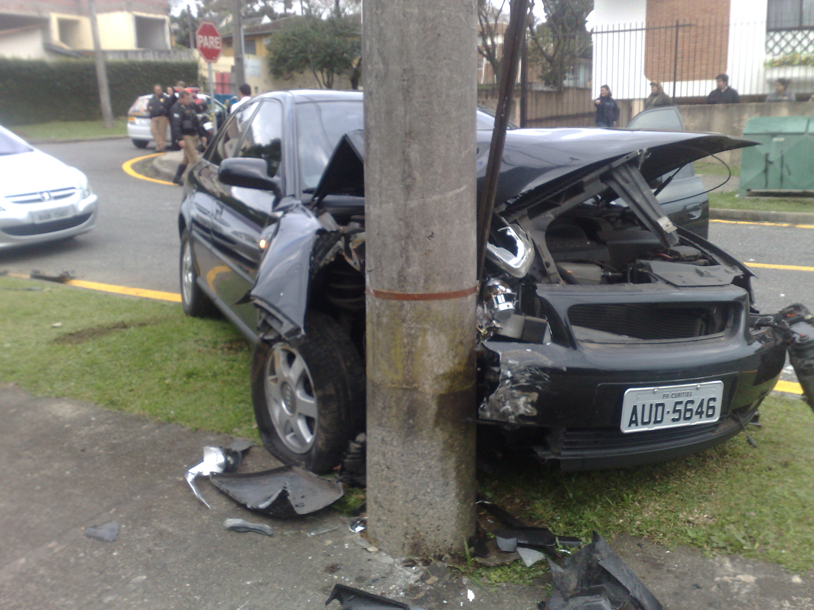 Assaltantes perderam o controle do Audi roubado e bateram contra um poste | Felippe Aníbal