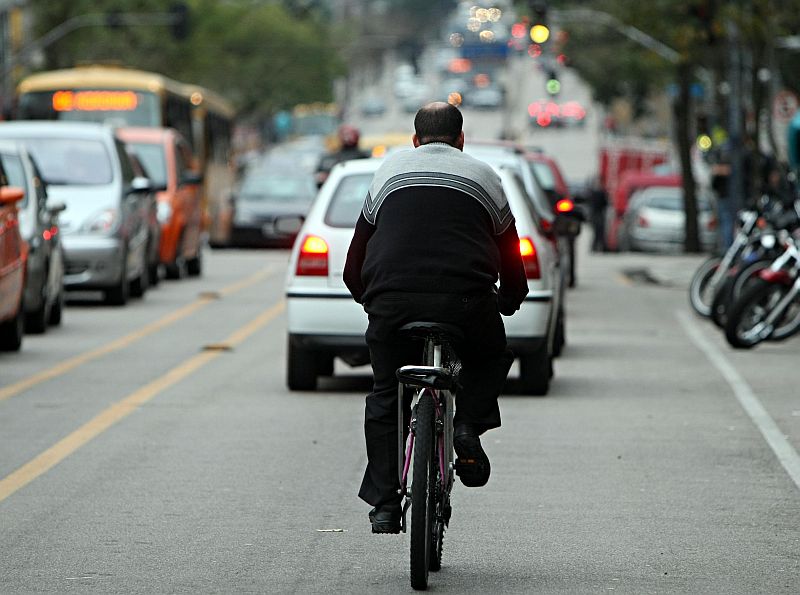 Ciclista em Curitiba: falta de ciclofaixa é desafio à própria segurança | Albari Rosa/Gazeta do Povo