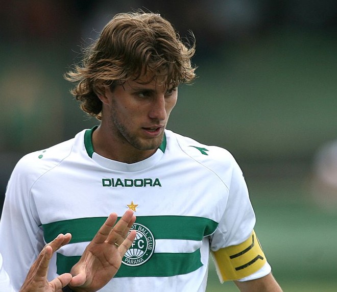 Henrique, revelado pelo Coritiba, reaparece após uma convocação na Era Dunga |