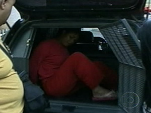 Dayanne de Souza chegou ao Departamento de
Investigações por volta das 7h30. | Reprodução/TV Globo