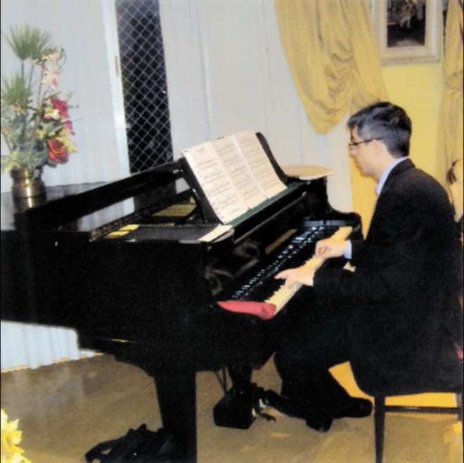 O pianista Luciano Filizola, com seu talento e maestria, acrescentou mais beleza e emoção na comemoração dos 98 anos de d. Diva |