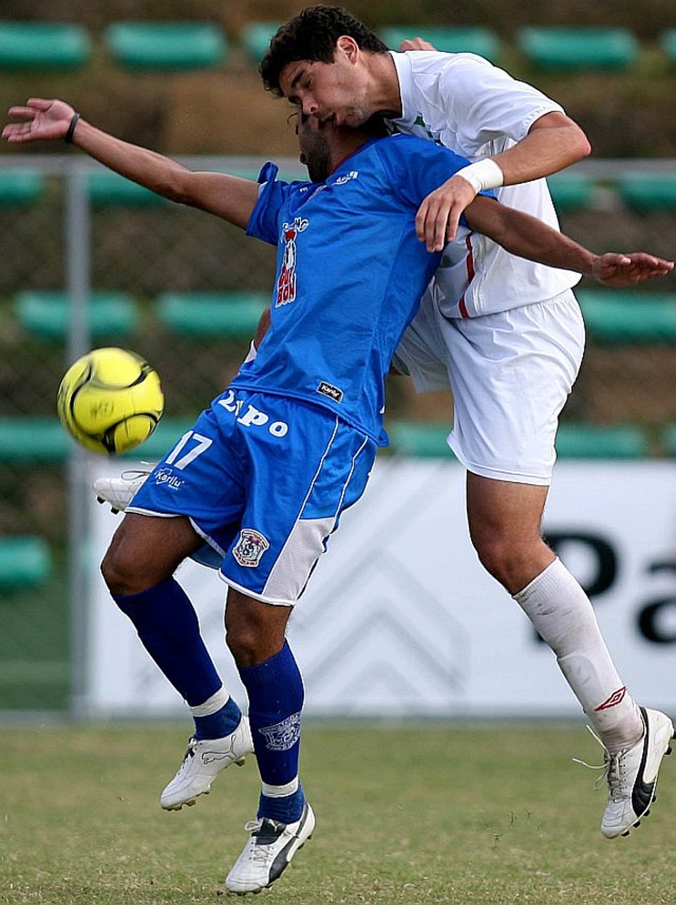 Tiago Alencar em partida pelo J. Malucelli em 2007: zagueiro defenderá clube que seu pai defendeu há 18 anos | Rodolfo Bührer/ Agência de Notícias Gazeta do Povo