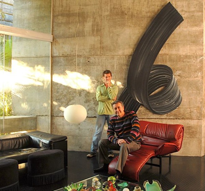 O arquiteto Marcos Bertoldi (sentado) recebeu em sua casa o artista plástico Juarês Matter, autor da obra 