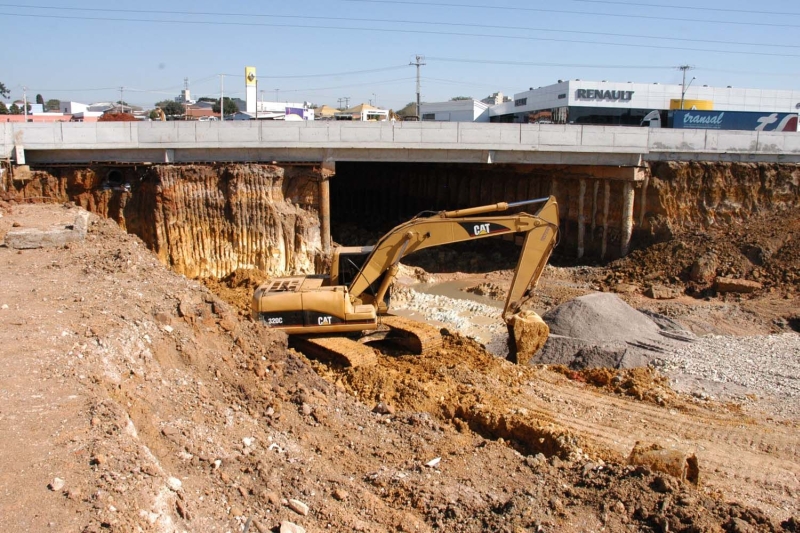 Obra estadual da trincheira da Avenida Rui Barbosa, no cruzamento com a Avenida das Torres, em São José dos Pinhais: investimentos em infraestrutura do governo deixaram o Paraná, em 2009, na 18ª colocação dentre as 27 unidades federativas | Roberto Dunke/AE Notícias
