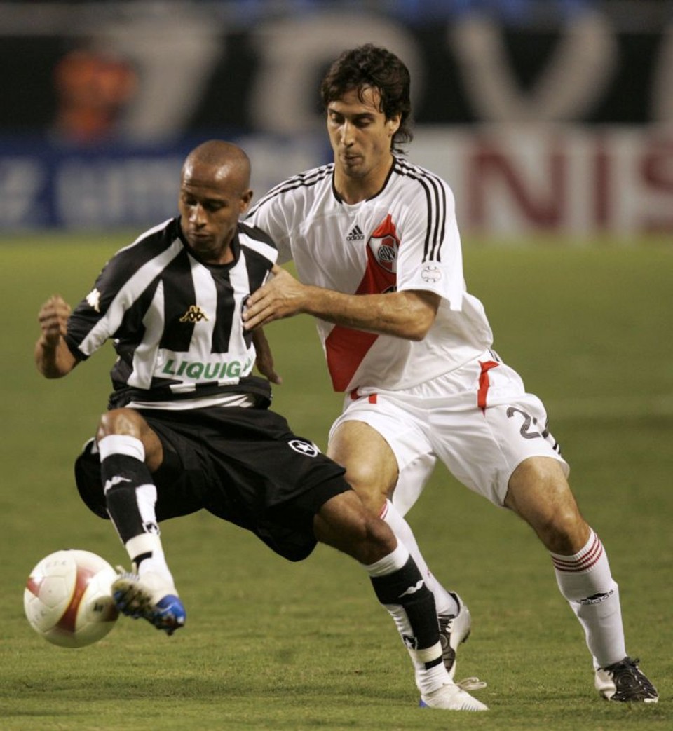 Joílson em ação pelo Botafogo na Copa Sul-Americana, em 2007. Jogador é novo reforço do Atlético | Bruno Domingos / Reuters