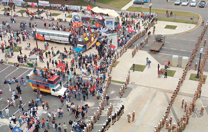 Protesto em Curitiba contra a privatização da Copel, durante o mandato do ex-governador Jaime Lerner: momento histórico atual dificulta a venda de estatais, mas há outras formas de se privatizar o serviço público | Pedro Serápio/Arquivo/Gazeta do Povo