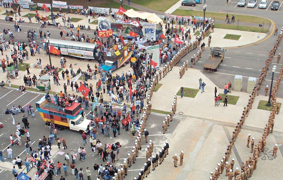 Protesto em Curitiba contra a privatização da Copel, durante o mandato do ex-governador Jaime Lerner: momento histórico atual dificulta a venda de estatais, mas há outras formas de se privatizar o serviço público | Pedro Serápio/Arquivo/Gazeta do Povo