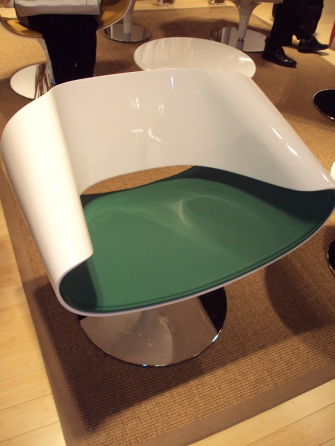 Cadeira com laminado plástico permite que o usuário escreva nela |