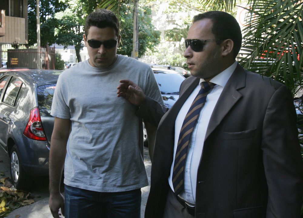 Rafael Bussamra e o advogado Spencer Levy chegam para o depoimento: motorista nega que tenha participado de racha | Fabio Gonçalves / O Dia