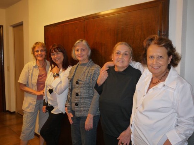 A francesa Régine Ferrandis(última à esq.) com suas colegas da turma de Jornalismo da UFPR de 1972, Adélia Maria Lopes, Marilu Silveira, Rosirene Gemael e Dinah Ribas Pinheiro em encontro na última segunda-feira, em Curitiba. Régine, que se divide entre Paris e São Paulo, acaba de traduzir para o francês o livro Lula, O Filho do Brasil, da jornalista e escritora paulista Denise Paraná, que deu origem ao filme de Fábio Barreto |