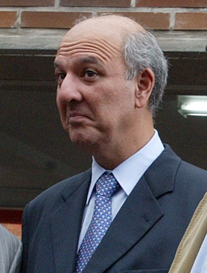 Escoltado -A Polícia Federal teve de levar o ex-governador do Distrito Federal José Roberto Arruda (foto) para prestar depoimento, ontem à noite, na Procuradoria Regional da República da 1.ª Região, em Brasília. A medida foi adotada porque Arruda já havia faltado a outras duas convocações para o depoimento. O ex-governador prestou informações para a investigação sobre o envolvimento da promotora Deborah Guerner no mensalão do DEM no DF. A promotora era braço direito do procurador-geral de Justiça do DF, Leonardo Bandarra, e os dois foram acusados por Durval Barbosa, pivô da crise no DF, de receberem dinheiro do grupo de Arruda para protegê-lo em investigações em curso no Ministério Público do Distrito Federal |