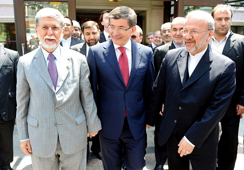 Amorim (esquerda) com os chanceleres turco, Ahmet Davutoglu, e iraniano, Manouchehr Mottaki: Brasil foi protagonista de acordo | Tolga Bozoglu/AFP