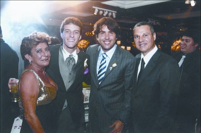 Na festa de casamento de Theo Atherino, segundo da esq. para a dir., no Country Club, ele tem a companhia de Chica Atherino, sua tia, elegantíssima num modelo preto e dourado de Roberto Cavalli, o piloto Cacá Bueno e Luiz Roberto Pinho Borges, produtor do evento | 