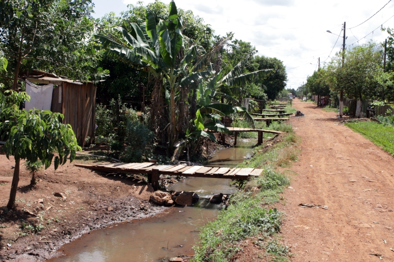 Bairro sem rede de esgoto em Foz: imóveis desvalorizados e trabalhadores doentes | Cristhian Rizzi/ Gazeta do Povo