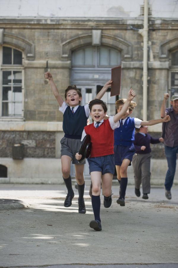 O menino Maxime Godart, em primeiro plano, é Nicolau, protagonista do filme que já levou 5 milhões de franceses às salas de cinema | Divulgação