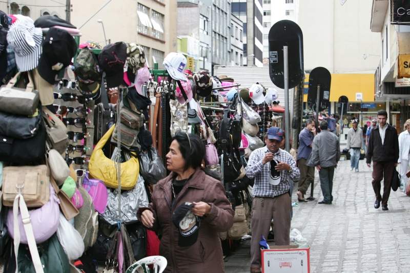 Camelôs em Curitiba: país deixa de recolher R$ 200 bilhões em impostos | Marcelo Elias/Arquivo/ Gazeta do Povo