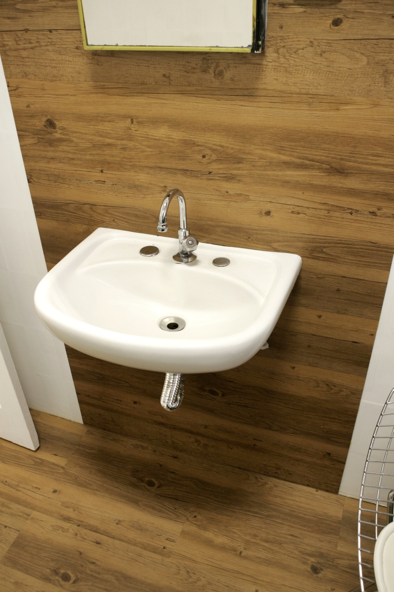 Piso vinílico foi colado em parede do banheiro na loja ACDC | Antônio More/Gazeta do Povo