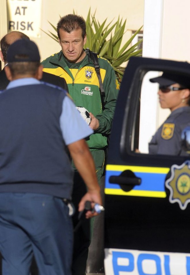 Dunga deixa o hotel sob proteção policial: nem precisava |
