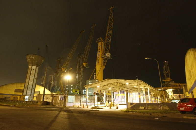 Entrada do Porto de Paranaguá: equipamentos usados para o embarque de cargas foram lacrados pelo Ibama ontem à noite | Daniel Castellano/Gazeta do Povo