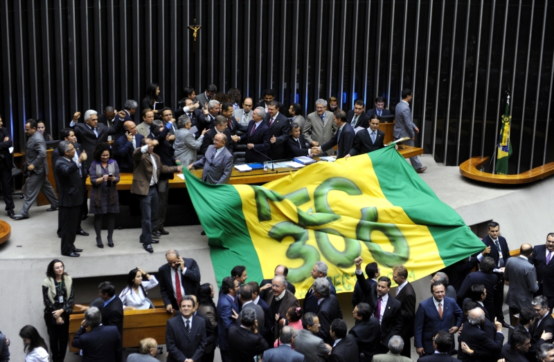Deputados estendem bandeira a favor da PEC dos salários de policiais e bombeiros, no plenário da Câmara: benesses em ano eleitoral | Rodolfo Stuckert/Ag. Câmara