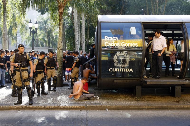 Torcedores que se envolveram em confusão depois da derrota do Brasil foram detidos pela Polícia Militar na Praça Carlos Gomes | Hedeson Alves / Agência de Notícias Gazeta do Povo