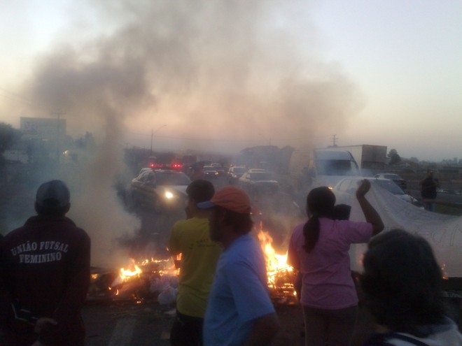 De acordo com policiais rodoviários que atenderam a ocorrência, fila chegou a 12 quilômetros |