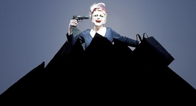 Dias Felizes, de Bob Wilson, em Belo Horizonte e Porto Alegre. Adriana Asti, a Winnie, contracena com a luz | 