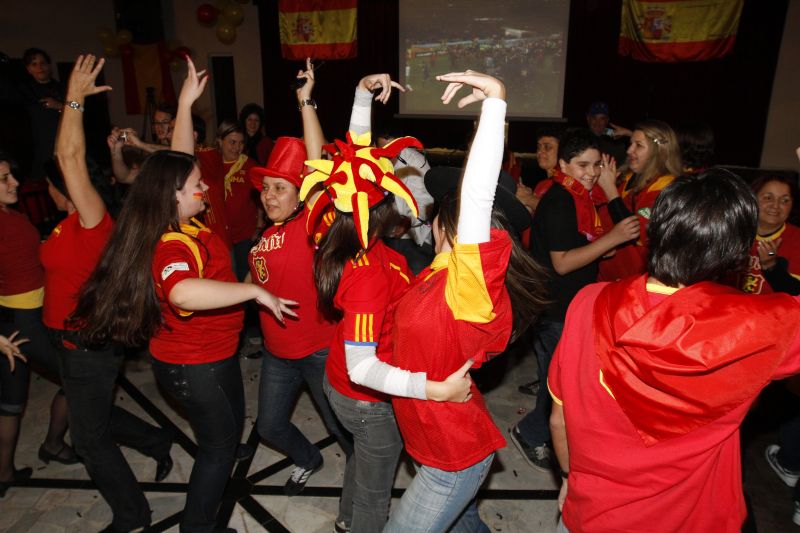 Festa com dança típica no Clube Espanhol do Paraná, em Curitiba, para o primeiro título mundial da Fúria | Daniel Derevecki/ Gazeta do Povo