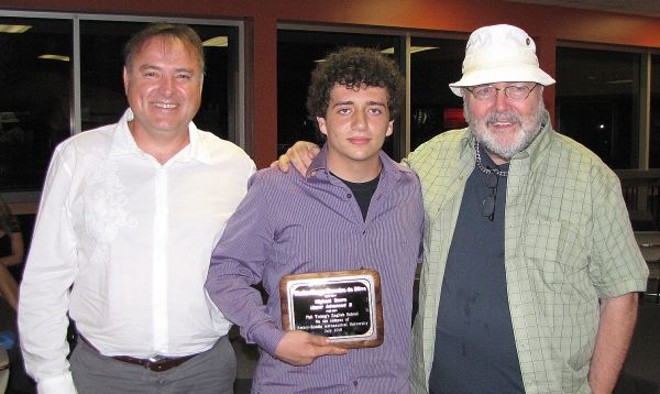 Lembram do Phil Young? Pois aí está ele, com o mesmo estilo de sempre, ao lado de Thales da Silva (ao centro), e de seu sócio Magdal Frigotto (à esq.) na festa de encerramento do programa de inglês intensivo realizado durante três semanas em Daytona Beach. Thales obteve o maior escore no curso da escola de inglês. No total, viajaram 60 alunos | 